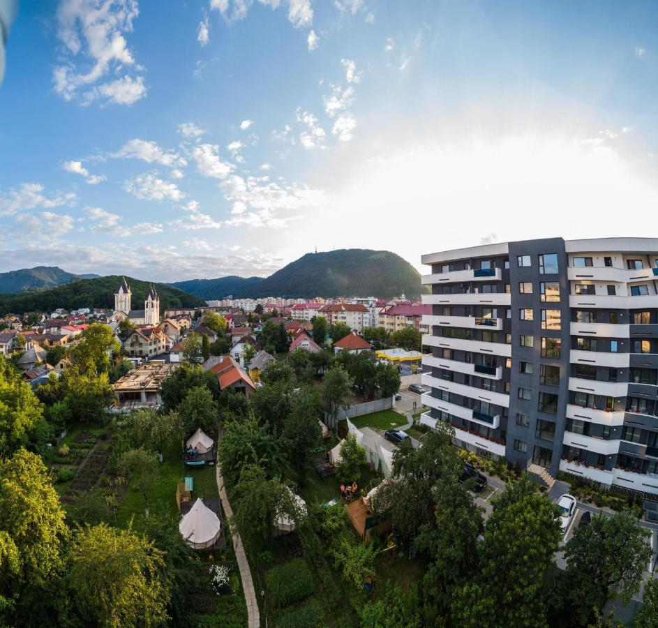 Hotel Dragonfly Gardens - The Wagons Braşov Exterior foto